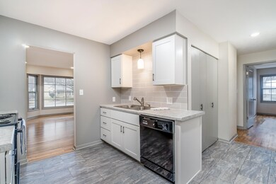 1520 W Crestview St-15