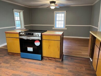 Kitchen/ Eating Area