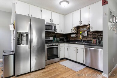 26-web-or-mls-858-w-24th-st