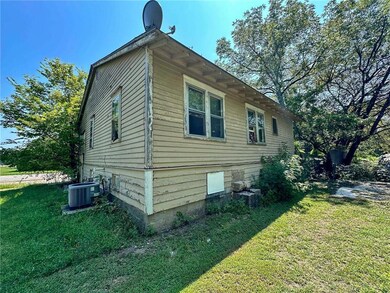 1201 S 12th St, Parsons, KS 67357 - photo 5