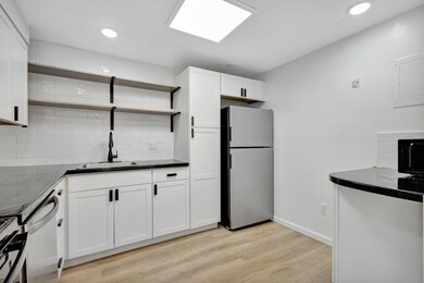 Breakwaters unit 310, West Palm Beach, FL 33401 - photo 3