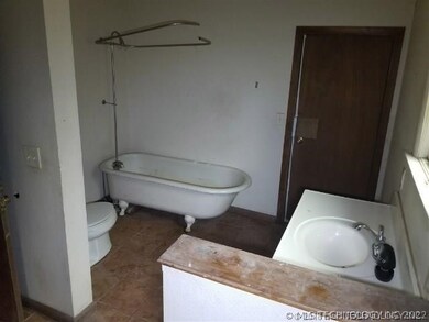 204 N Vine Ave, Cleveland, OK 74020 - photo 2