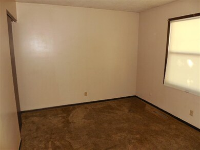 6516 Kelling St, Davenport, IA 52806 - photo 6
