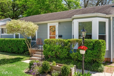View of front facade featuring a front yard
