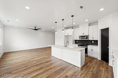902 E Desert Cactus Dr-4