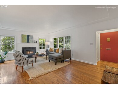 Living Room/Entrance