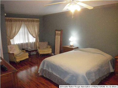 Huge 4th bedroom upstairs would make in-laws or te