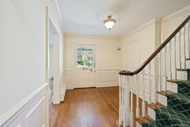 74 Eakins Rd, Manhasset, NY 11030 - photo 2