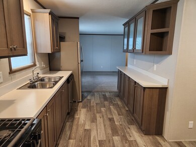 543 Iowa unit 543, Belleville, MI 48111 - photo 4