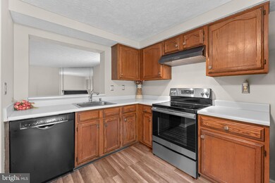 9572 Donnan Castle Ct, Laurel, MD 20723 - photo 5