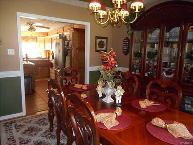 Formal dining room w/hardwood floors, chair rail a