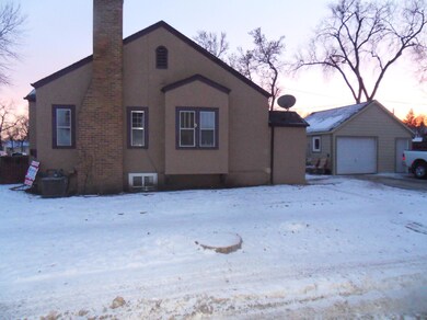 N. side of house w/garage<|><|>