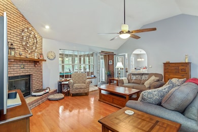 101 Oakcrest Dr-11