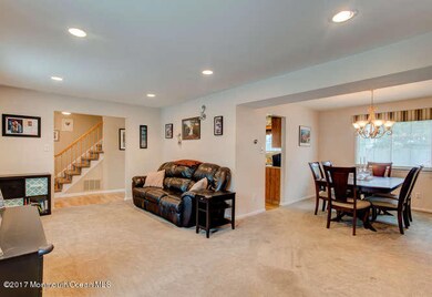 33 Snowdrift Ln Howell NJ-small-010-5-Li