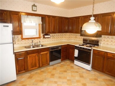 Large eat in kitchen with plenty of counter space 