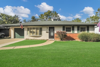 904 Woodland Dr, Wheeling, IL 60090 - photo 2