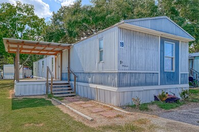 321 Wheeler Dr unit TRLR 19, Alvin, TX 77511 - photo 5