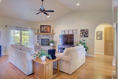 948 SW Harvest Dr, Grants Pass, OR 97527 - photo 2