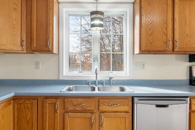 54 Corinthian Dr, Lowell, MA 01854 - photo 5