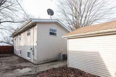 2300 Arrow St unit 5, Carpentersville, IL 60110 - photo 7