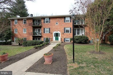 3890 Lyndhurst Dr unit 101, Fairfax, VA 22031 - photo 3