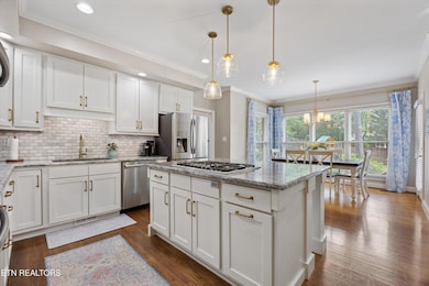 Eat-In Kitchen