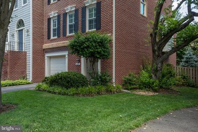 6872 Mclean Province Cir, Falls Church, VA 22043 - photo 3