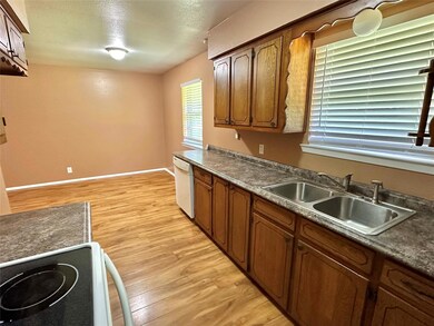 1502 Patricia Dr, Gainesville, TX 76240 - photo 6