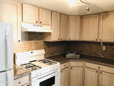 thumbnail_KITCHEN - 31 CEDAR LN