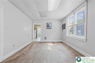 Middle room between entry and kitchen - can be use