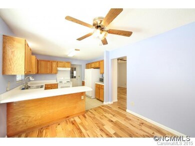 Dining area to kitchen