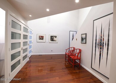 Grand 2 story foyer