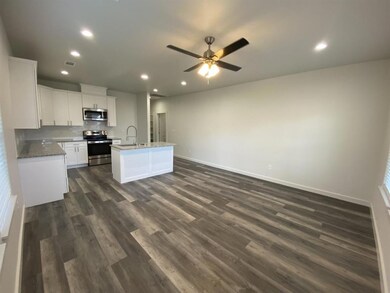 924 W Collins St, Denison, TX 75020 - photo 4