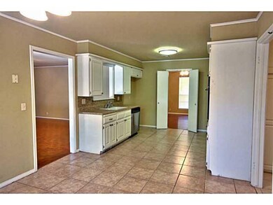 12204 Camelot Dr, Oklahoma City, OK 73120 - photo 3