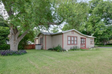 805 E Cedar St, Seguin, TX 78155 - photo 3