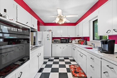 810 S 4th St, Central Point, OR 97502 - photo 3