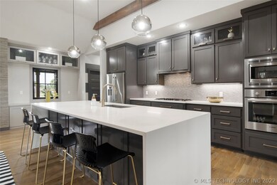 Kitchen with Quartz waterfall island, Bosch SS app