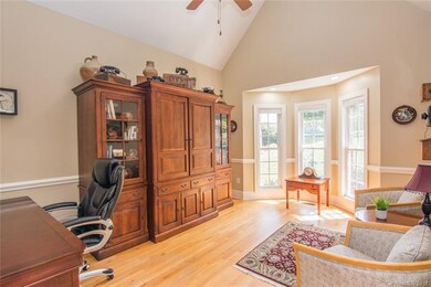 Large and Bright room w/ vaulted ceilings, just of
