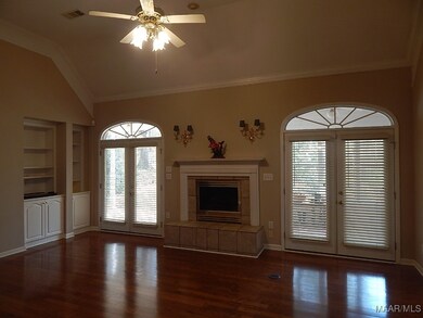 BEAUTIFUL WOOD FLOORS & 12' CEILINGS MAKE FEEL SO