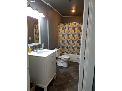 737 W Main St, Sheridan, OR 97378 - photo 4