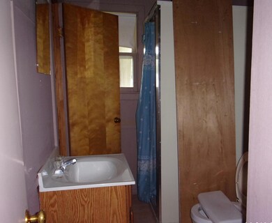 1st bath w/linen closet