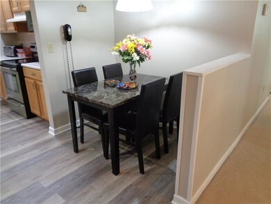 BREAKFAST AREA - EAT-IN KITCHEN