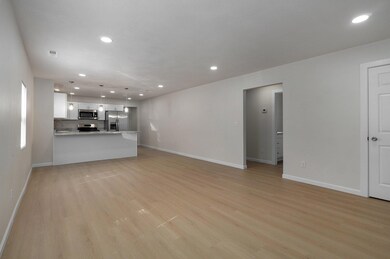 1143 W Hovey St-5