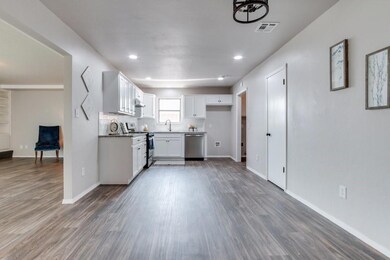 2112 NE 9th St, Moore, OK 73160 - photo 7
