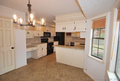 2316 Chapel Hill Ct, Bartlesville, OK 74006 - photo 2