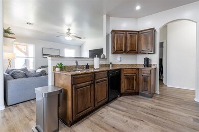 2512 Canyon Creek Dr, Yukon, OK 73099 - photo 4