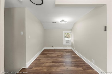 8086 Chalmers Ave, Warren, MI 48089 - photo 4