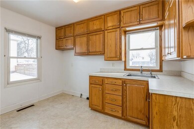 1002 W 5th St S, Newton, IA 50208 - photo 5