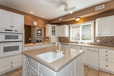 Chef's sink on kitchen island for added convenienc