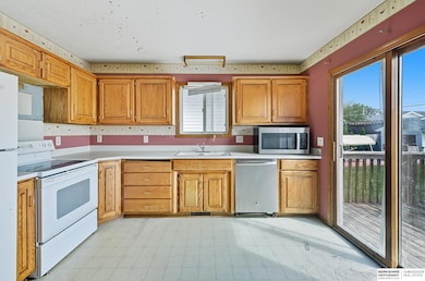 4547 Weir St, Omaha, NE 68117 - photo 2